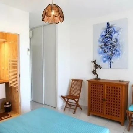La 10 Apartment *